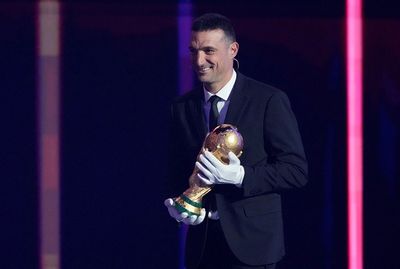 FIFA Meminta Maaf kepada Lionel Scaloni soal Penggunaan Sarung Tangan saat Menyentuh Trofi Piala Dunia