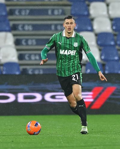 Ingin Tambah Kekuatan di Lini Pertahanan, AC Milan Kabarnya Sudah Lakukan Kontak Awal ke Agen Jay Idzes