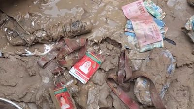 Pasutri Temukan Tabungan Haji Masih Utuh Meski Berlumpur Usai Banjir, Warganet Ikut Terharu