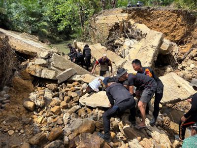 Brimob Polda Kaltara Membangun Jembatan Roboh di Tapal Batas, Sebatik Tengah