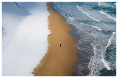 Viral Panorama Unik di Jepang: Salju, Pasir dan Laut Bertemu dalam Satu Lanskap