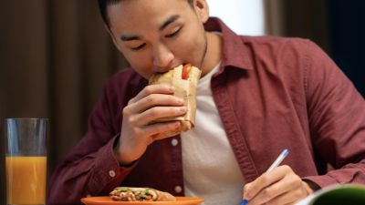 Dampak Makan Cepat pada Kesehatan dan Pencernaan