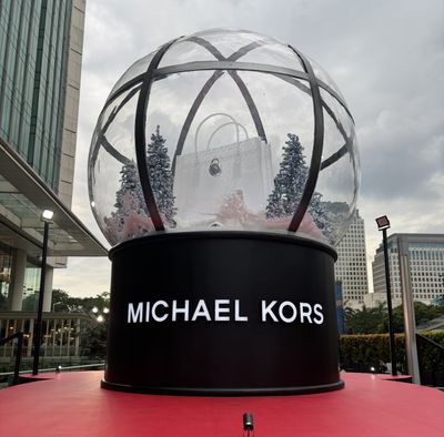 Hamilton Moderne Meluncur! Michael Kors Hadirkan Instalasi Snow Globe 6 Meter di Senayan City