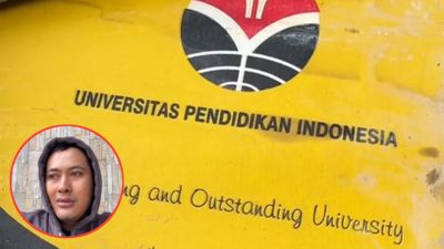 Ijazah Hancur Karena Banjir Bandang, Cowok Ini Tak Kuasa Tahan Tangis