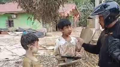 Mengharukan, Relawan Bencana Ini Bertemu Dua Anak yang Bawa Foto Almarhum Ayahnya
