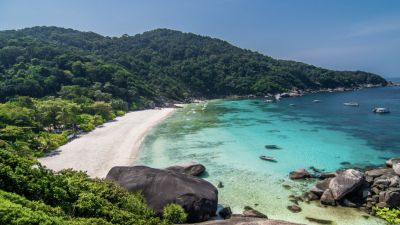 Destinasi Liburan Akhir Tahun yang Tak Biasa di Indonesia