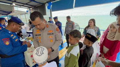Syukuran HUT Polairud ke 75, Kapolres Tarakan Berbagi Paket Bansos kepada Masyarakat Pesisir