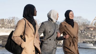 Tampilan Chic dengan Hijab: Strategi Mix and Match yang Efektif