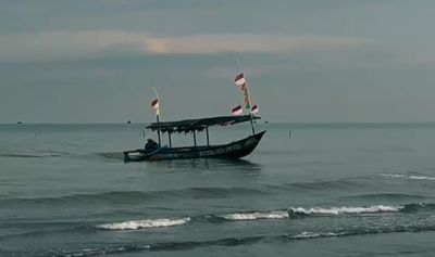 Cuaca Cerah Tak Bikin Lengah, Nelayan Malang Tetap Siaga Hadapi Ancaman Laut Selatan