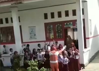 Petugas MBG Beraksi Ala Power Ranger, Bagikan Makanan Bergizi untuk Anak di Kolaka Timur