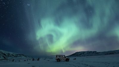 Fenomena Cahaya Aneh di Langit Indonesia: Aurora atau Penjelasan Lain?