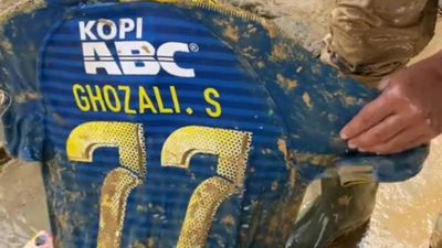Di Tengah Kondisi Porak-Poranda, Pria Ini Cuci Jersey Pemberian Mantan Pemain Persib yang Terendam Banjir