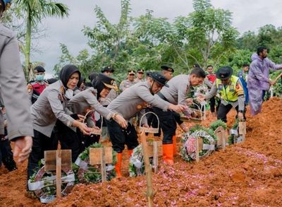 Penuh Duka! Begini Potret Pemakaman Massal 24 Korban Bencana di Sumbar