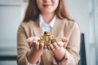 Update Harga Emas UBS dan Galeri24: Turun Tipis di Pegadaian!