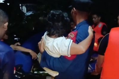 Evakuasi Warga dan Lansia Terjebak Banjir di Kota Jambi