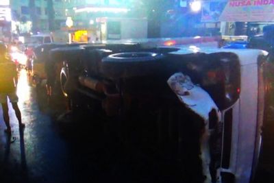 Hujan Deras, Mobil Box Terbalik di Depan SPBU Nusa Indah Kota Jambi