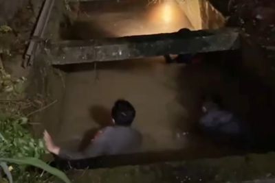 Kapolresta Jambi Terjun ke Drainase Guna Mencari Anak yang Terseret Arus