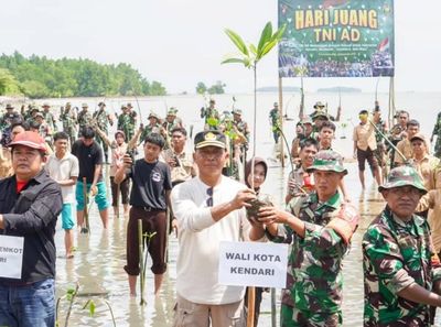 Pemkot Kendari Dorong Aksi Nyata Jaga Pesisir Lewat Penanaman Mangrove di Purirano
