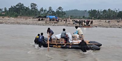 Bantu Mobilitas Warga, Kapolres Lhokseumawe Salurkan Perahu Karet Pasca Banjir
