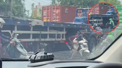 Terjebak Macet, Pengendara Motor Ambil Risiko Lewat Celah Truk Kontainer di Tengah Jalan