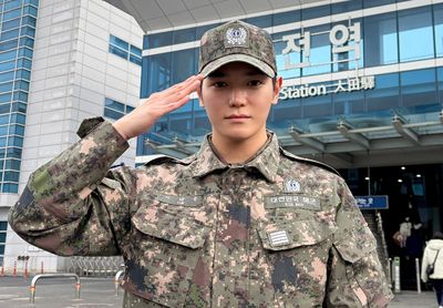 Akhirnya Pulang! Taeyong NCT Resmi Selesai Wajib Militer, Wajahnya Makin Ganteng