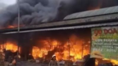 Kebakaran Melanda Pasar Induk Kramat Jati: 19 Mobil Pemadam Dikerahkan