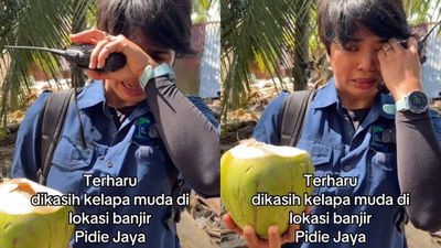 Aksi Tulus Warga Pidie Jaya Beri Kelapa Muda ke Relawan Bikin Haru