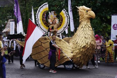 Meriahnya 1.900 Peserta Kirab Budaya Nitilaku Sambut Dies Natalis ke-76 UGM