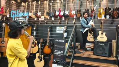 Raw Performance di Toko Musik GMI: Konsep Baru Musisi Rock Skena