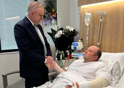 PM Australia Jenguk Pahlawan Sejati Penembakan Pantai Bondi, Pedagang Buah Ahmed Al Ahmed yang Berani Rebut Senjata Pelaku