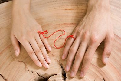 Red String Theory: Benarkah Kita Terhubung dengan Jodoh oleh Benang Merah Tak Kasat Mata?