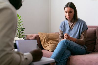 Kenapa Kesehatan Mental Anak Muda Makin Memburuk? Ini 6 Alasan Utamanya