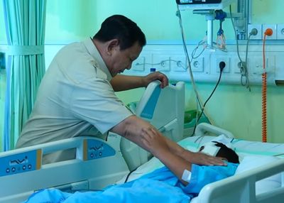 Presiden Prabowo Jenguk Korban Mobil MBG Tabrak Siswa SD di RS Koja