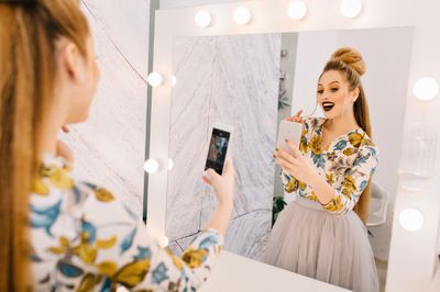 111 Caption Mirror Selfie dalam Bahasa Inggris, Aesthetic!