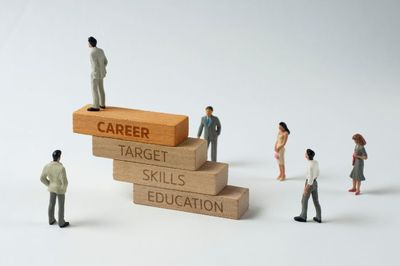 Jerat Shadow Career: 5 Taktik Cerdas Agar Gaji Aman, Passion Tak Ikut Mati