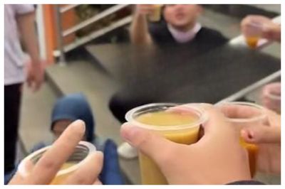 Viral Gen Z Populerkan Party Jamu sebagai Gaya Hidup Sehat, Kamu Mau Ikutan?