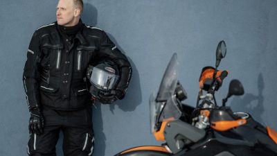 Persiapan Touring yang Aman: Memeriksa Helm dan Jaket