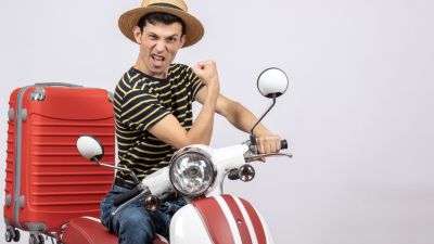 Tips Aman Membawa Barang Banyak Saat Berkendara Motor