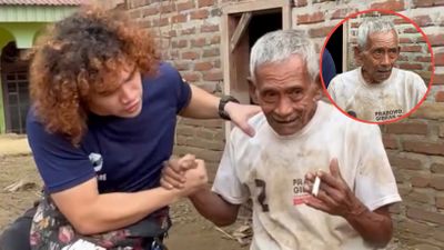 Momen Haru Kakek Korban Bencana Terima Bantuan Relawan Malaysia, Air Mata Tak Terbendung