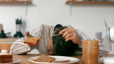 Mengapa Kita Merasa Lelah Setelah Makan?