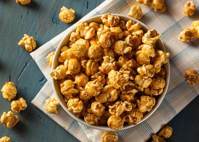 5 Tips Membuat Popcorn Caramel di Rumah agar Renyah ala Bioskop