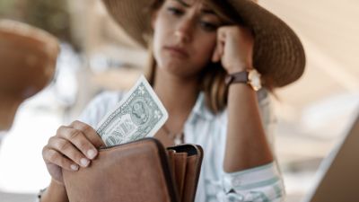 Tips Mengamankan Uang Saat Berlibur