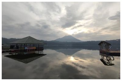 Ranu Klakah Lumajang, Danau Vulkanik Eksotis Berlatar Gunung Lemongan