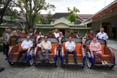 Pemda DIY Terima Bantuan KAI Salurkan 10 Becak Listrik untuk Pengayuh Becak di Malioboro