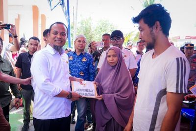 Gubernur Sulsel Serahkan Bantuan Rp325 Juta untuk Korban Puting Beliung di Pinrang