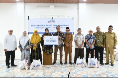 Illiza Serahkan Bantuan untuk 100 Mualaf di Pendopo Wali Kota