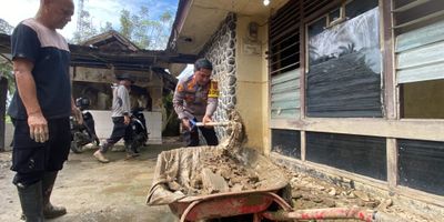 Polres Lhokseumawe Turun Tangan Bersihkan Lumpur Pascabanjir di Keude Geudong