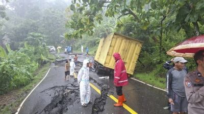 Amblesnya Jalan Nasional di Sukabumi Ganggu Akses ke Geopark Ciletuh