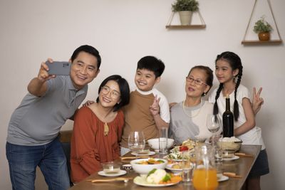30 Caption Foto Keluarga yang Hangat dan Penuh Cinta