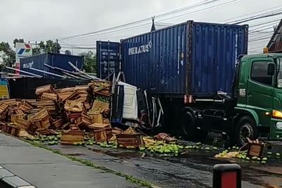 Truk Pengangkut Mangga Terbalik usai Tabrak Kontainer Parkir di Poros Pangkep-Barru